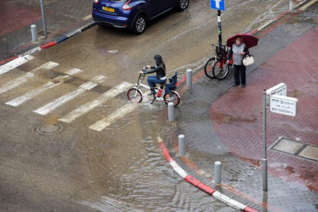 Дождь в Тель-Авиве. Фото: Gererdo, shutterstock