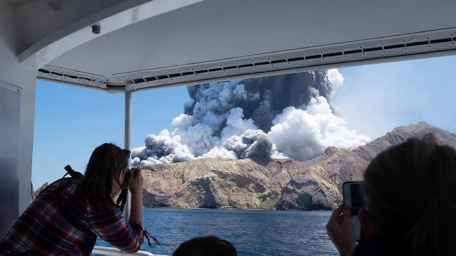 עשן התפרצות הר געש האי הלבן ניו זילנד (צילום: MICHAEL SCHADE / EPA)