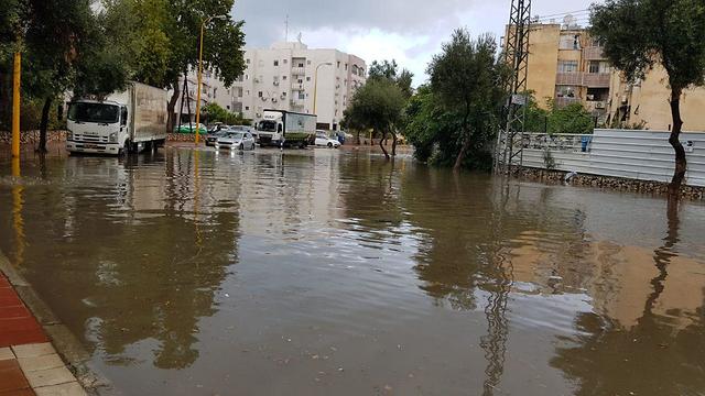 Затопленная улица в Ашдоде. Фото: Моти Зильберберг