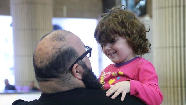אמילי מולנר חזרה לזרועות אביה בישראל (צילום: מוטי קמחי)