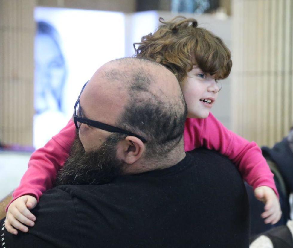 אמילי מולנר חזרה לזרועות אביה בישראל (צילום: מוטי קמחי)