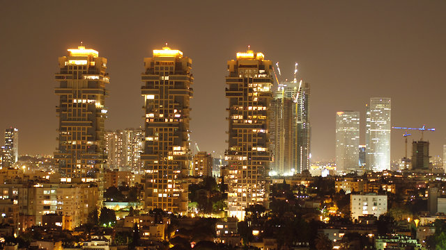 תמונה של מגדלי תל אביב בערב (צילום: תומריקו)