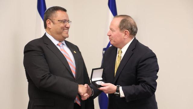 משה ליאון עם נציג מחלקת המדינה האמריקאית טאד דיוויס הקמת שגרירות אמריקאית ירושלים ()