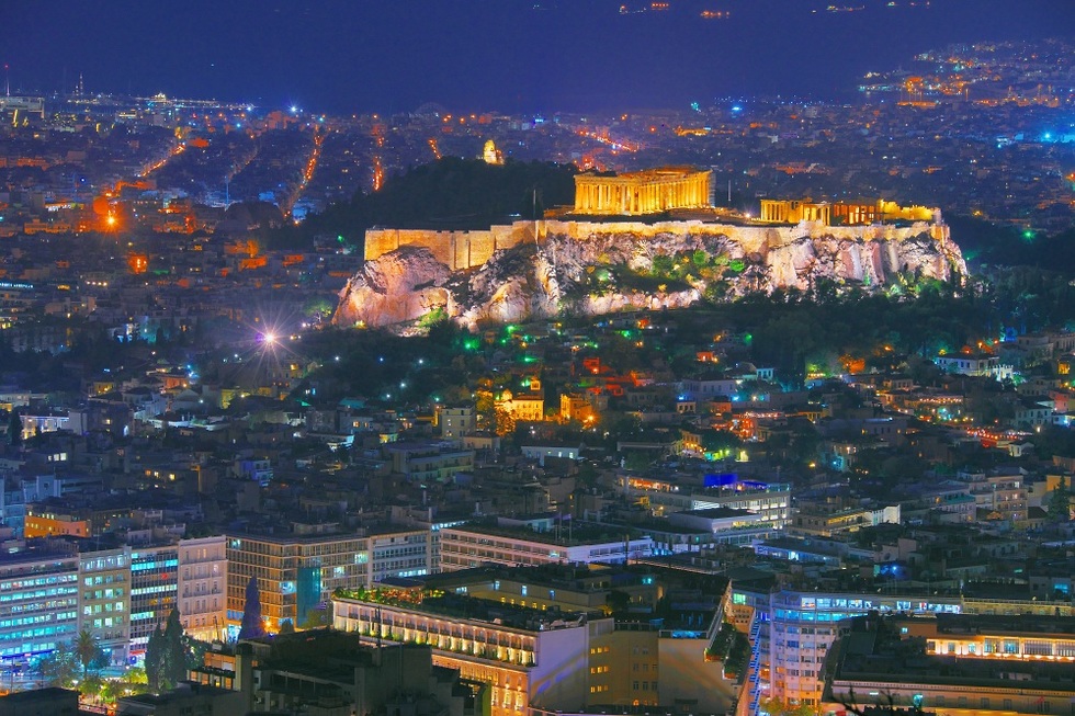גבעת אקרופוליס מוארת בלילה, אתונה (צילום: shutterstock)