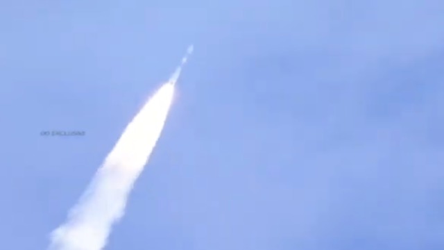 כמה שניות לאחר שיגור המשגר (צילום: סוכנות החלל ההודית)