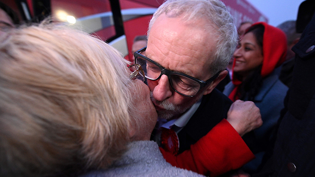 בריטניה בחירות ג'רמי קורבין נשיקה מתומכת ליד שפילד אנגליה (צילום: AFP)