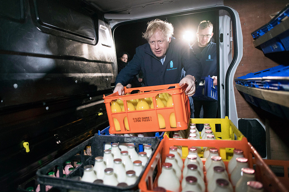 בריטניה בחירות בוריס ג'ונסון ברקזיט משלוח חלב לידס (צילום: AP)