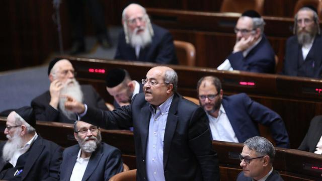 אחמד טיבי בויכוח סוער עם יולי אדלשטיין לפני הצבעת החוק בקריאה שניה ושלישית לפיזור הכנסת (צילום: אלכס קולומויסקי)