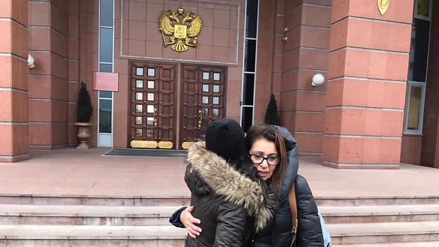 Сестра и мама Наамы Иссахар в Москве