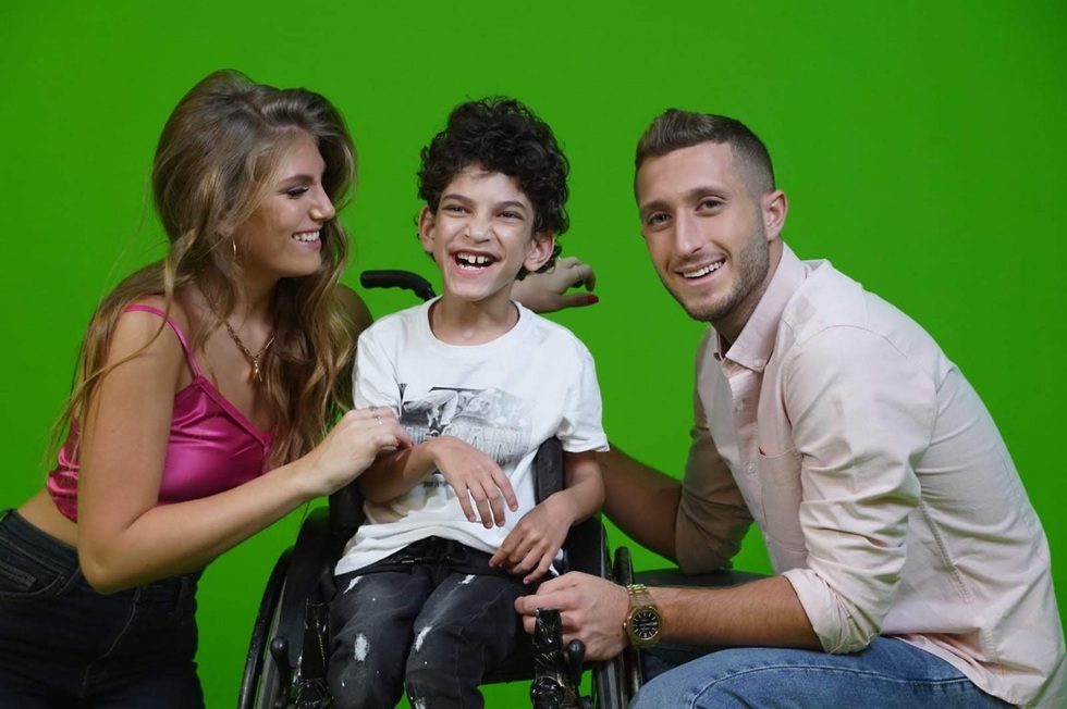 בן זיני וטיילור עם ילד בכסא גלגלים בקליפ חדש של חברים כל הצבעים (צילום: אודי מוצני)
