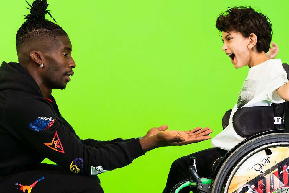 סטפן ילד בכסא גלגלים בקליפ חדש של חברים כל הצבעים (צילום: אודי מוצני)