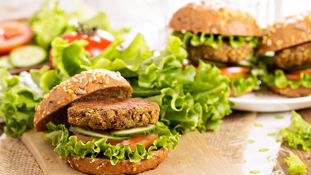 התמונה של המבורגר טבעוני (צילום: Shutterstock)