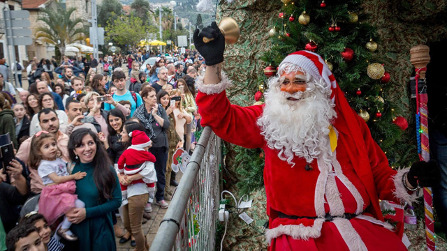 Санта-Клаус встречает гостей в своем доме в Хайфе. Фото: пресс-служба "Бейт ха-Гефен"