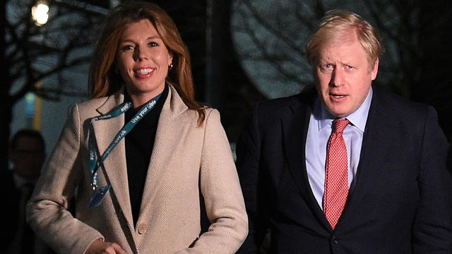 בוריס ג'ונסון ובת זוגו קארי סימונדס במערב לונדון הלילה (צילום: AFP)