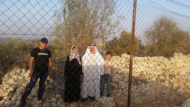 פלסטיני שנמלט מהרשות ועבר להתגורר באוהל סמוך לגדר היישוב יצר ()