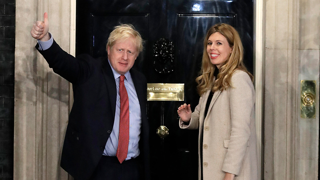 בריטניה בוריס ג'ונסון ובת זוגו קרי סימונס דאונינג 10 (צילום: AP)