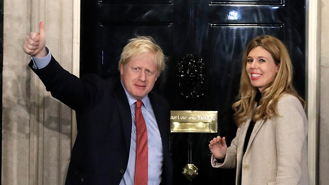 בריטניה בוריס ג'ונסון ובת זוגו קרי סימונס דאונינג 10 (צילום: AP)
