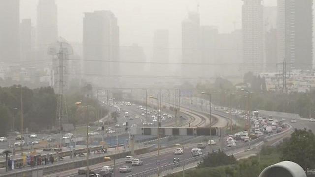 Пыльная мгла в Тель-Авиве. Фото: TPS