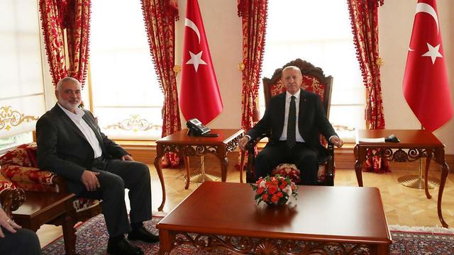 נשיא טורקיה טאיפ ארדואן קיבל היום את פניו של מנהיג חמאס איסמאעיל הנייה באיסטנבול ()