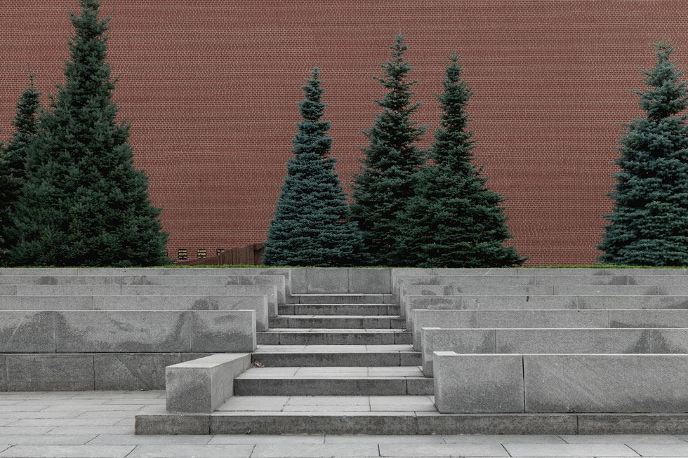 בית הקברות של חומת הקרמלין נמצא בצדה המערבי של הכיכר האדומה. כאן קבורים אישי מפתח בהיסטוריה הסובייטית, מלנין וסטאלין ועד ברז'נייב והאסטרונאוט יורי גגרין. העיצוב מאופק (צילום: גדעון לוין)