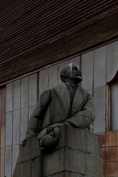 פסל של לנין בפטרוזבורדסק (צילום: גדעון לוין)