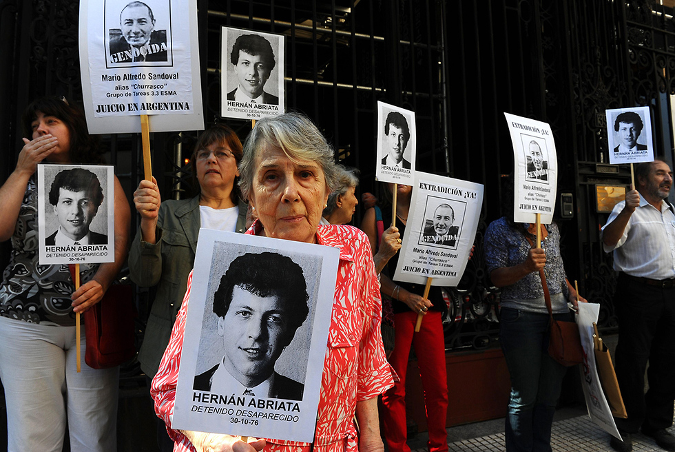 צרפת הסגירה ל ארגנטינה את מריו סנדובל ה קצב של ה דיקטטורה (צילום: AFP)