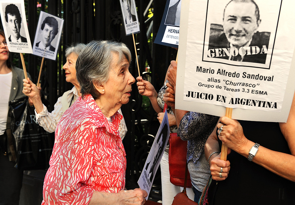 צרפת הסגירה ל ארגנטינה את מריו סנדובל ה קצב של ה דיקטטורה (צילום: AFP)