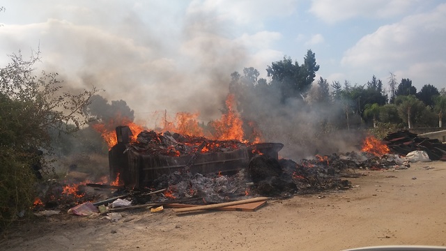 שריפת פסולת ליד ג'לג'וליה (צילום: אזרחים למען אוויר נקי)