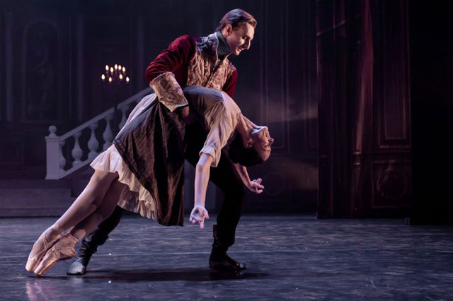 Сцена из балета "Золушка". Фото: Ирина Ташлицки и Майя Ильтус