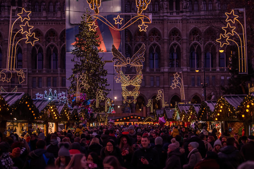 שוק חג המולד בראטהאוספלאץ בווינה (צילום: EPA)