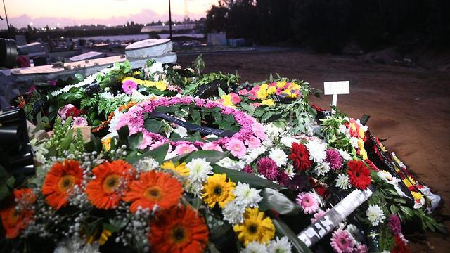 Цветы на могилах погибших в ДТП. Фото: Яир Саги