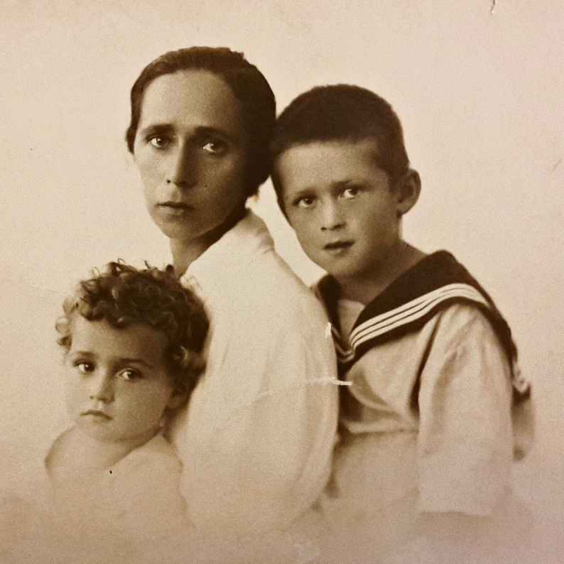 יצחק רבין (מימין), אחותו רחל ואמם רוזה, שהייתה על האונייה