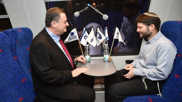 Два министра в одном поезде. Фото: Йоав Дудкевич