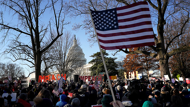 מחאה מפגינים מול ה קפיטול בית הנבחרים הצבעה הדחה טראמפ וושינגטון ארה