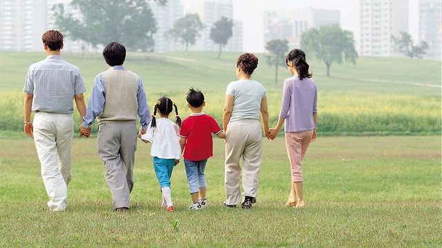 משפחה צועדת בפארק (צילום: ויז'ואל/פוטוס)