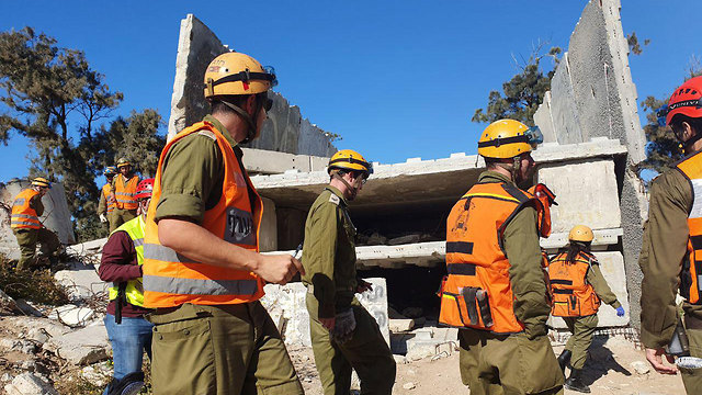 הכשרה של משמר הכנסת בחילוץ פצועים מתוך הריסות במקרה של רעידת אדמה או פגיעת טיל בכנסת (צילום: בראל אפרים )