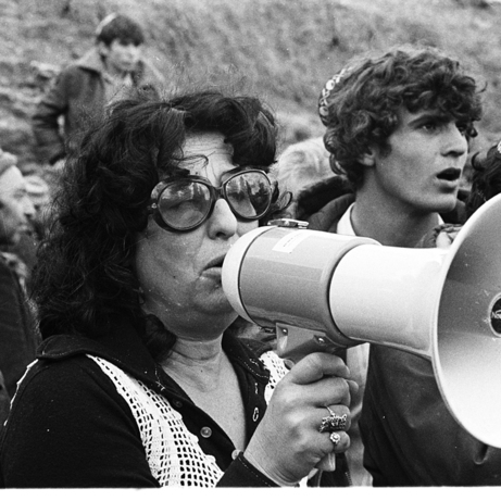 1975 : בסבסטיה, נואמת מול בני נוער. "מחויבות אין־קץ לשמור על ציפורי הנפש של האומה" | צילום: דוד רובינגר