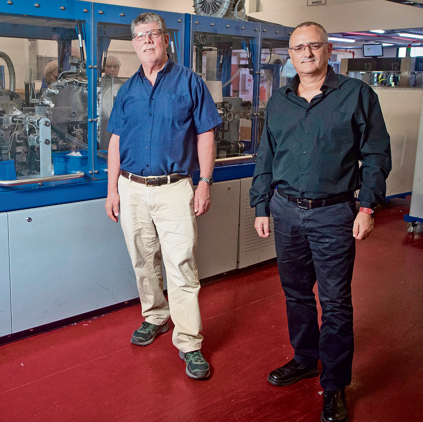 יו"ר על בד אמנון ברודי (משמאל) והמנכ"ל דן מסיקה במפעל בקיסריה | צילום: גיל נחושתן