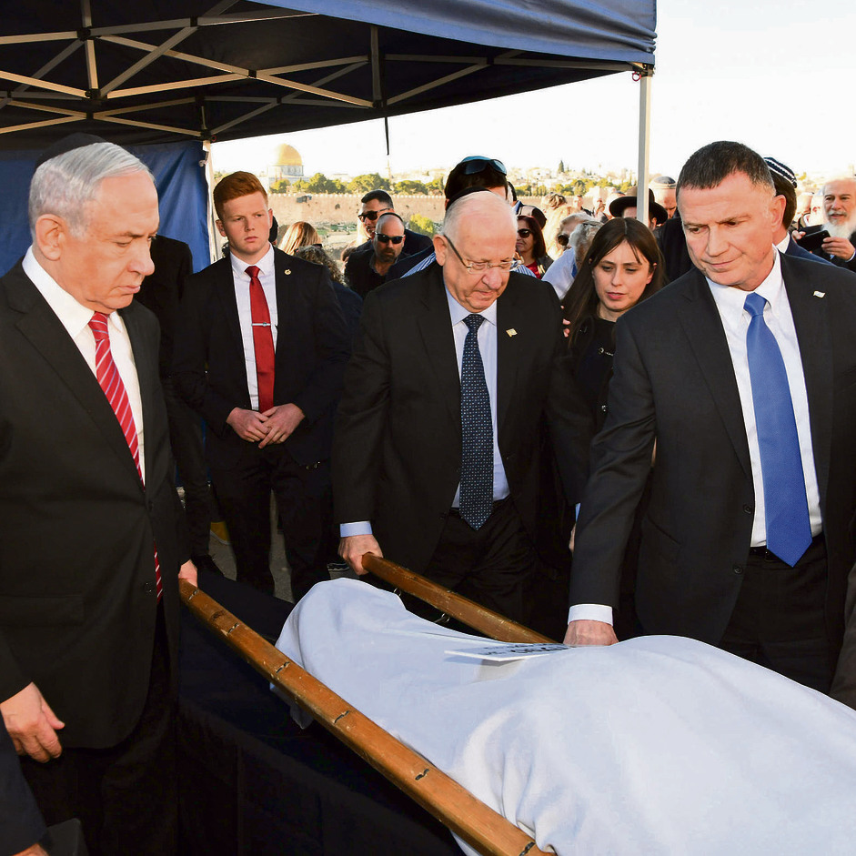 "נפרדים מדור שלם". רה"מ נתניהו, הנשיא ריבלין, אדלשטיין וגנץ, בהלוויה אמש | צילום: עמוס בן גרשום, לע"מ "נפרדים מדור שלם". רה"מ נתניהו, הנשיא ריבלין, אדלשטיין וגנץ, בהלוויה אמש | צילום: עמוס בן גרשום, לע"מ