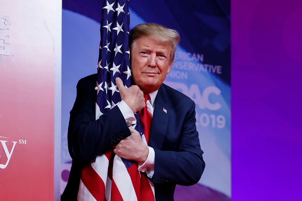 תמונות השנה AP דונלד טראמפ מחבק את דגל ארה