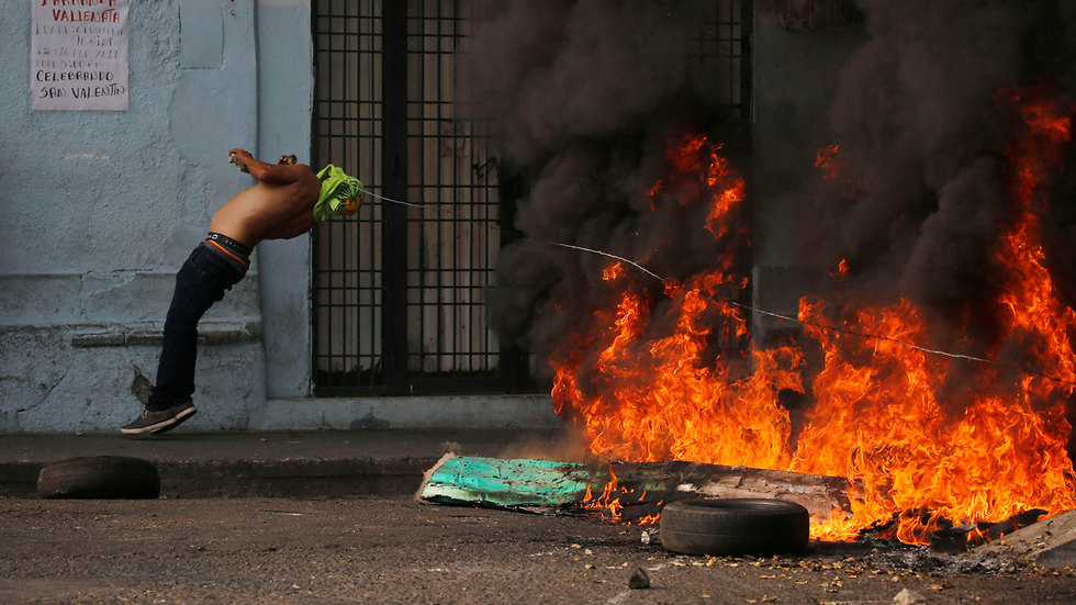 תמונות השנה AP מפגין נתקע בגדר תיל ב ונצואלה (צילום: AP)