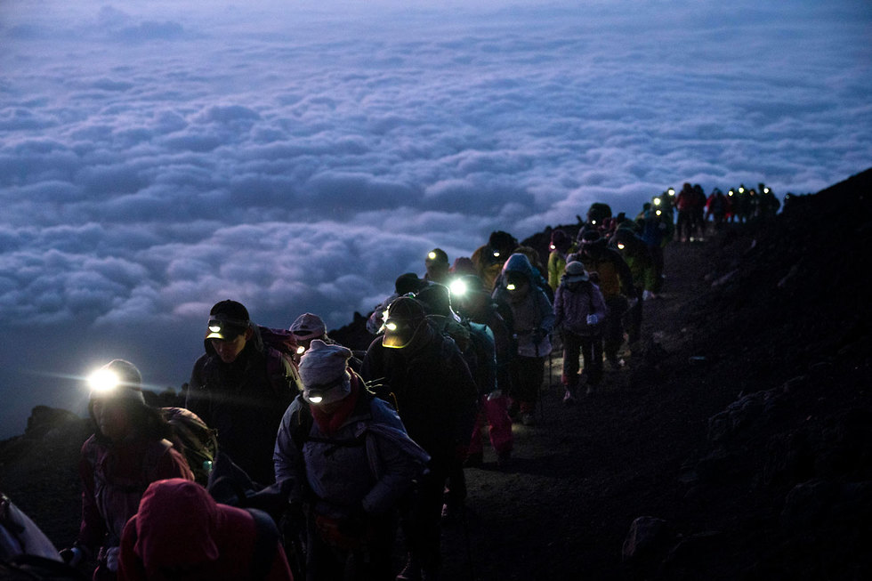 תמונות השנה AP מטפסים לראות את הזריחה הר פוג'י יפן (צילום: AP)