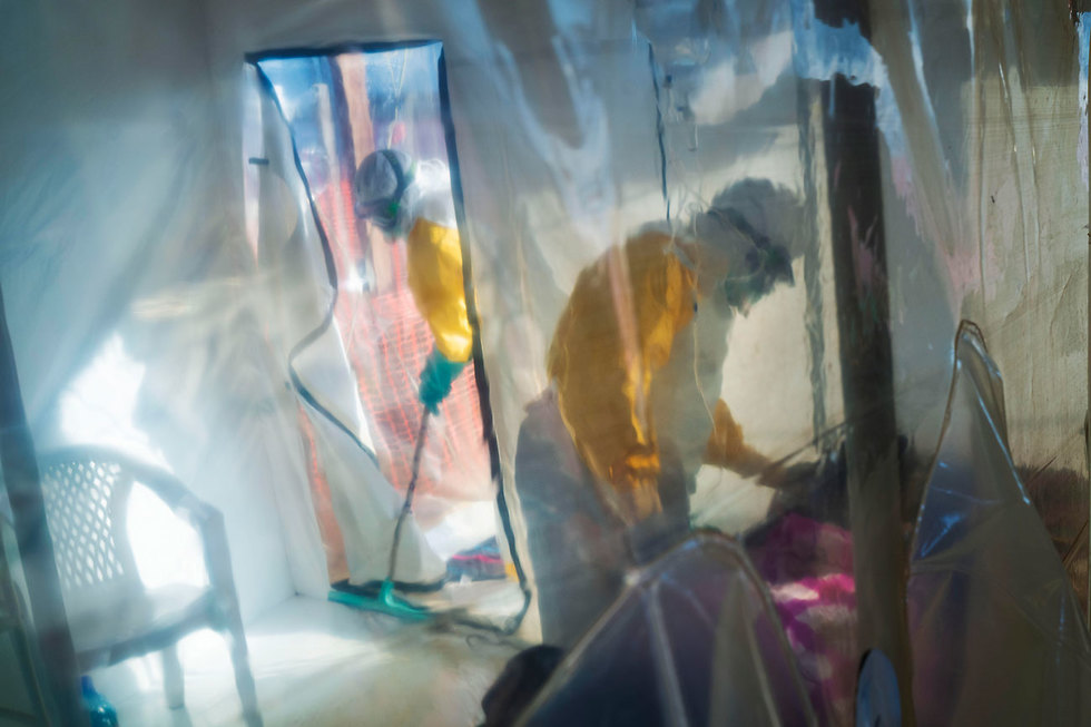 תמונות השנה AP מטפלים בחולה אבולה בבידוד ב קונגו (צילום: AP)