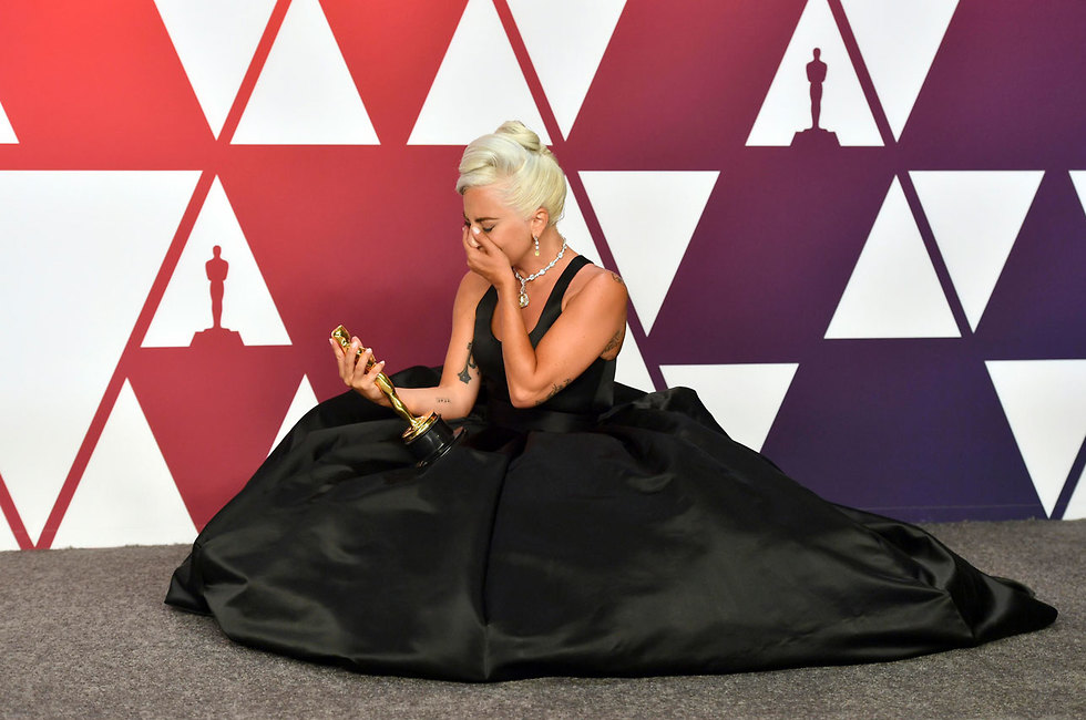 תמונות השנה AP ליידי גאגא חוגגת עם אוסקר על השיר הטוב ביותר (צילום: AP)