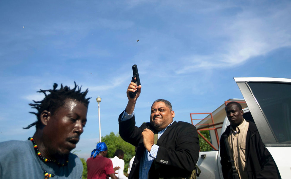 תמונות השנה AP ראלף פטייר סנאטור מ האיטי יורה באוויר בעימות מול מפגינים (צילום: AP)