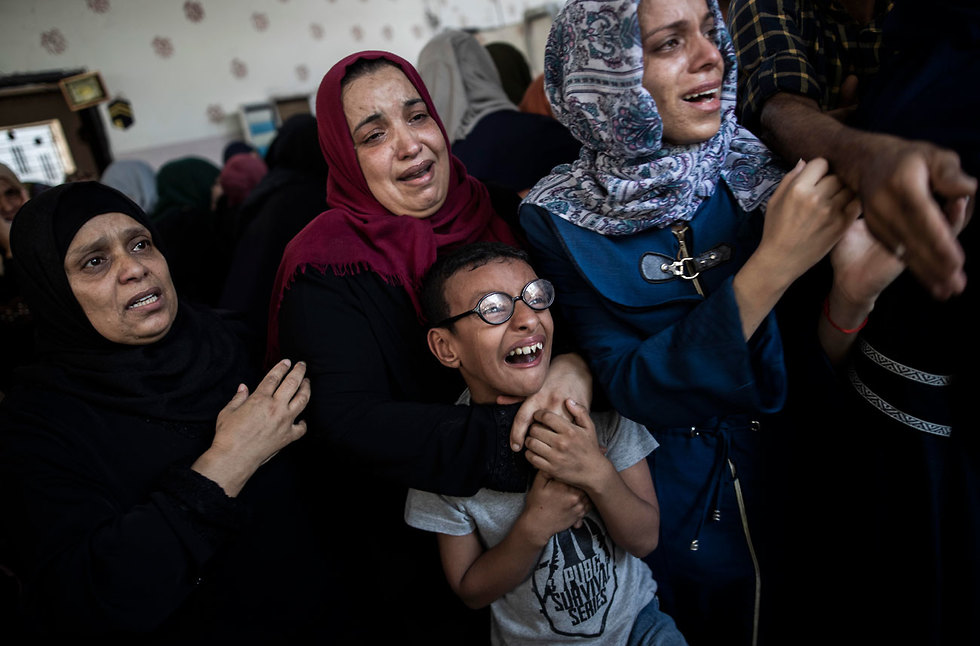 תמונות השנה AP אבל על מותו של איש חמאס מוחמד אבו נאמוס מחנה הפליטים ג'בלייה רצועת עזה (צילום: AP)