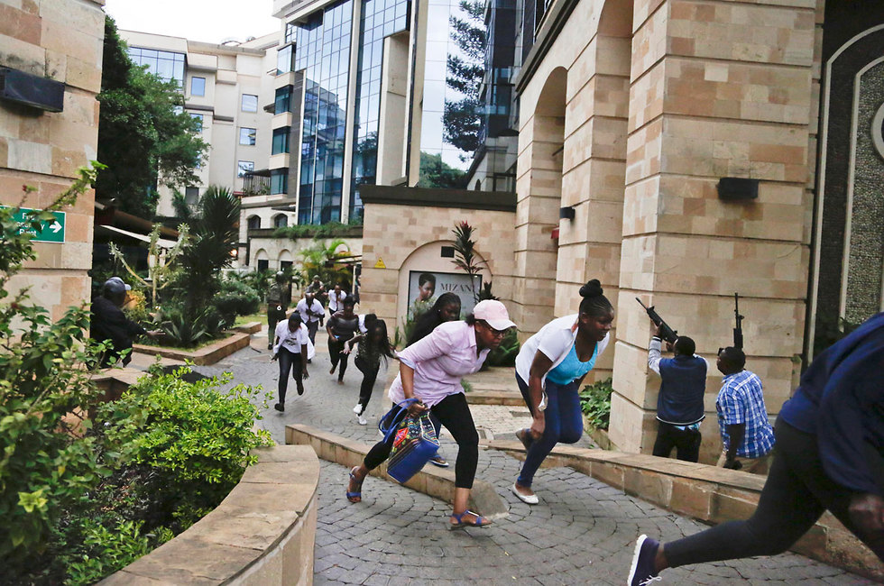 תמונות השנה AP בורחים ממלון ניירובי קניה במתקפה שבה נרצחו יותר מ20 איש (צילום: AP)