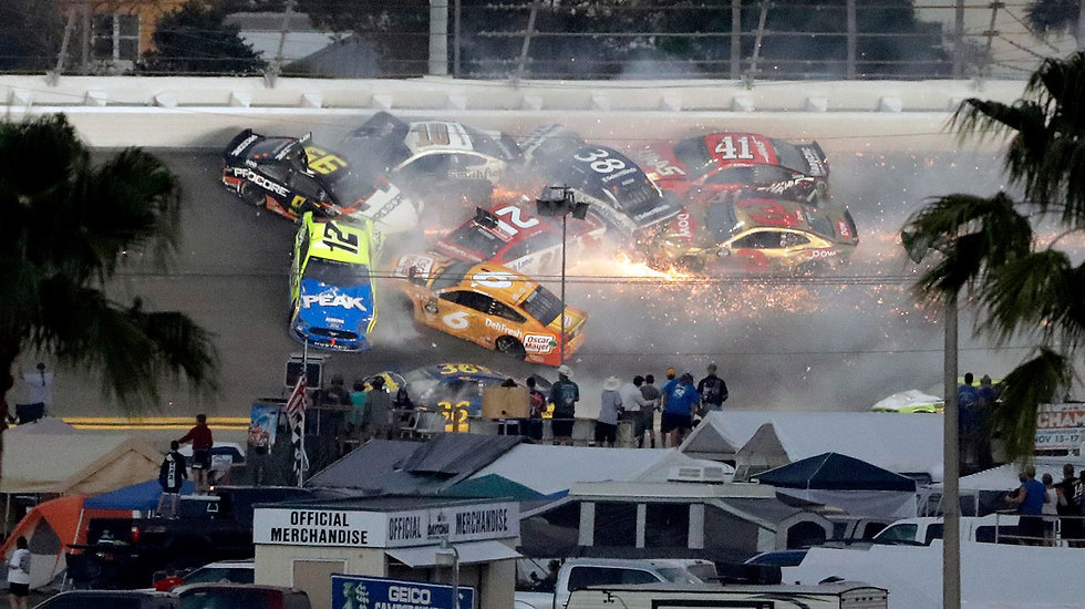 תמונות השנה AP התנגשות בין מכוניות מירוץ תחרות של גביע NASCAR מירוץ דייטונה 50 ב פלורידה (צילום: AP)