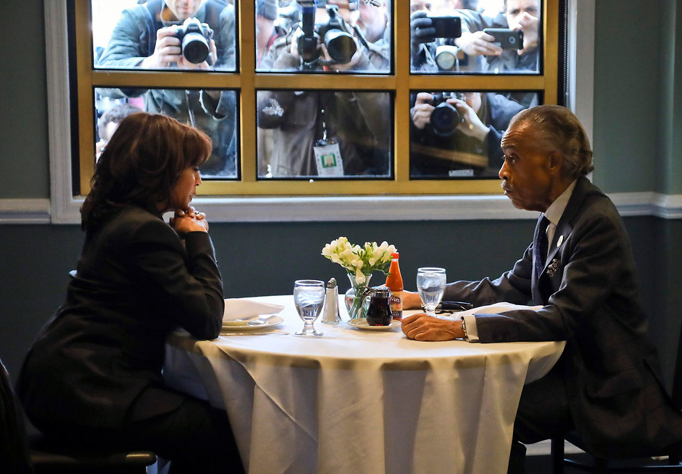 תמונות השנה AP קמאלה האריס ו אל שרפטון ארוחת צהריים ב הארלם ניו יורק  (צילום: AP)