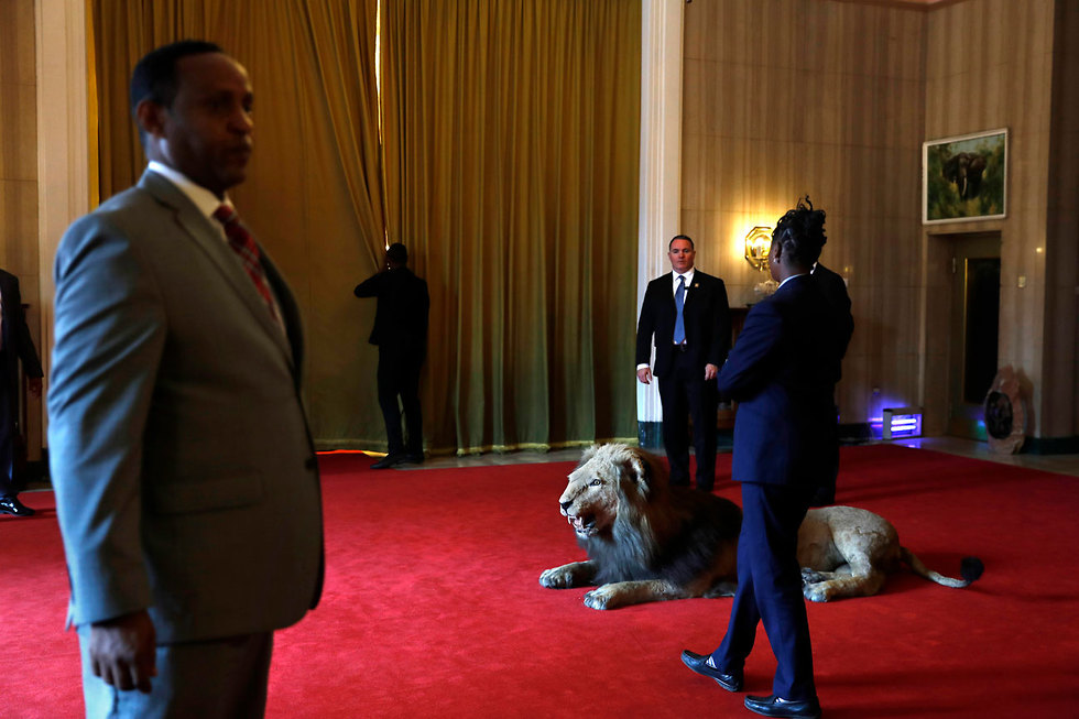 תמונות השנה AP מאבטחים במעון הנשיאות אדיס אבבה אתיופיה פגישה בין הנשיא לאיוונקה טראמפ (צילום: AP)